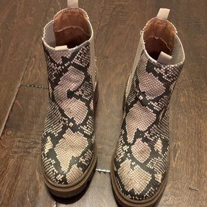 Snake Print Chelsea Ankle Boots in Taupe & Black. Universal Thread sz 6
